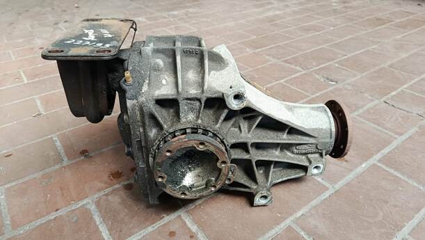 Foto: HINTERACHSGETRIEBE / DIFFERENTIAL eines Ford Scorpio Turnier