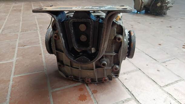 Foto: HINTERACHSGETRIEBE / DIFFERENTIAL eines Ford Scorpio Turnier