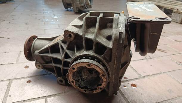 Foto: HINTERACHSGETRIEBE / DIFFERENTIAL eines Ford Scorpio Turnier