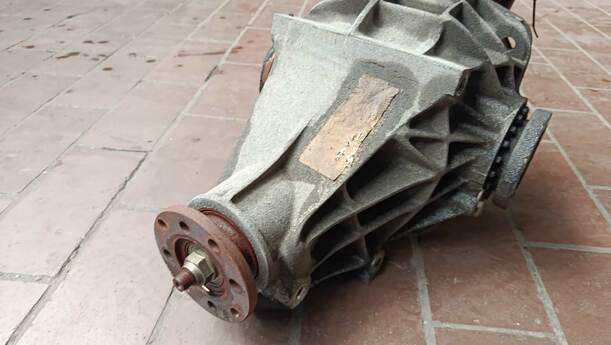 Foto: HINTERACHSGETRIEBE / DIFFERENTIAL eines Ford Scorpio Turnier