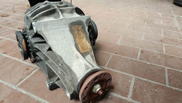 Foto: HINTERACHSGETRIEBE / DIFFERENTIAL eines Ford Scorpio Turnier