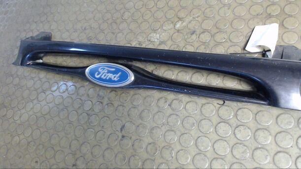 Foto: KÜHLERGRILL eines Ford Mondeo GLX