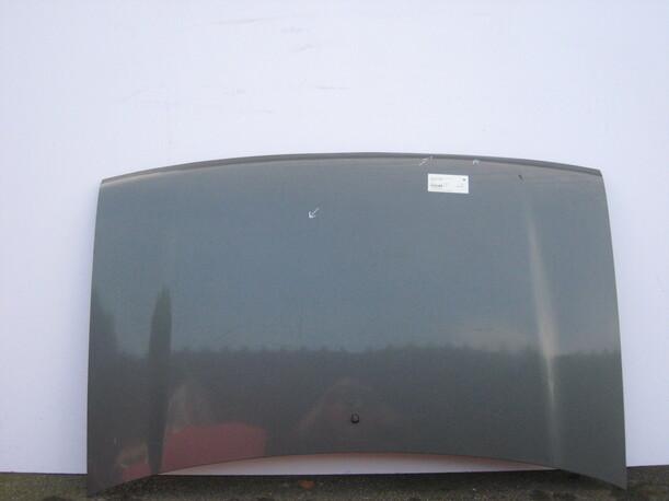 Foto: MOTORHAUBE eines Mazda 121 GLX