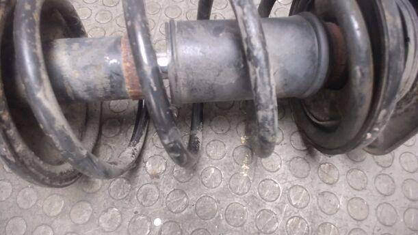 Foto: FEDERBEIN VORN LINKS eines Mitsubishi Carisma 1600 CD