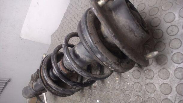 Foto: FEDERBEIN VORN LINKS eines Mitsubishi Carisma 1600 CD