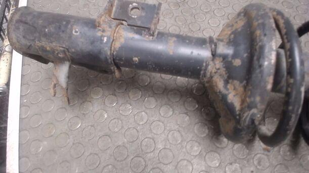 Foto: FEDERBEIN VORN LINKS eines Mitsubishi Carisma 1600 CD