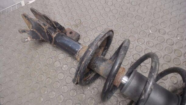 Foto: FEDERBEIN VORN RECHTS eines Mitsubishi Carisma 1600 CD