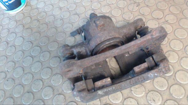 Foto: BREMSSATTEL VORN LINKS eines Nissan Micra 1.0 CD
