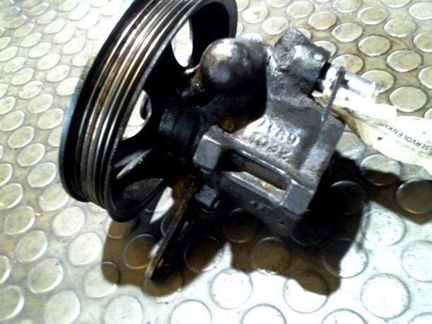 Foto: LENKGETRIEBEPUMPE eines Opel Senator B GLS