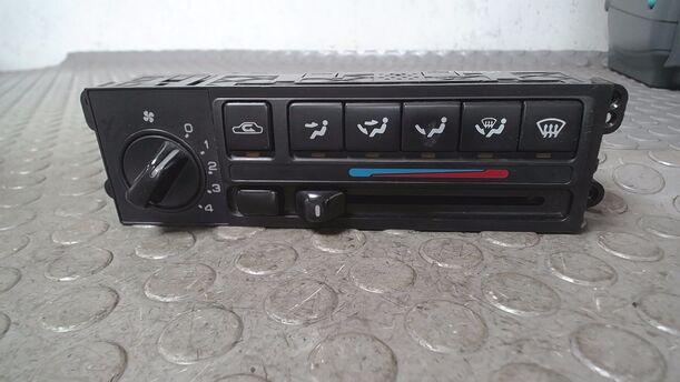 Foto: HEIZUNGSBETÄTIGUNG eines Nissan Primera Traveller 1.6 LX