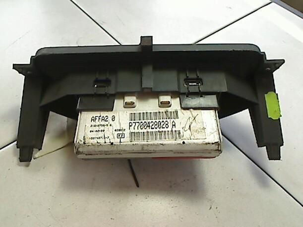 Foto: ANZEIGENINSTRUMENT eines Renault Clio 1.4 1.6 LX