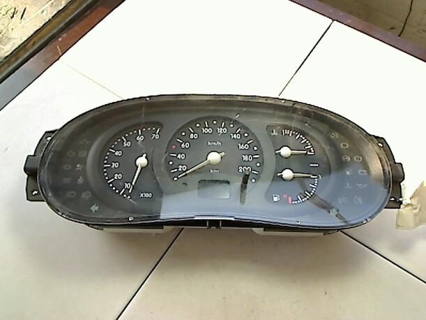 Foto: TACHOEINHEIT eines Renault Clio 1.4 1.6 LX