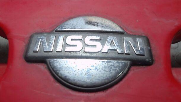 Foto: KÜHLERGRILL eines Nissan Micra 1.6 LX