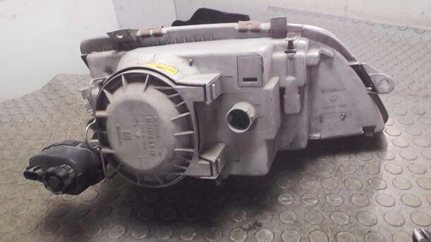 Foto: SCHEINWERFER LINKS ( BESCHÄDIGT) eines Opel Omega Caravan Magnus