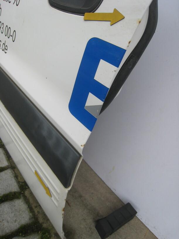 Foto: TÜR VORNE LINKS eines Mitsubishi Space Runner 1800 Magnus