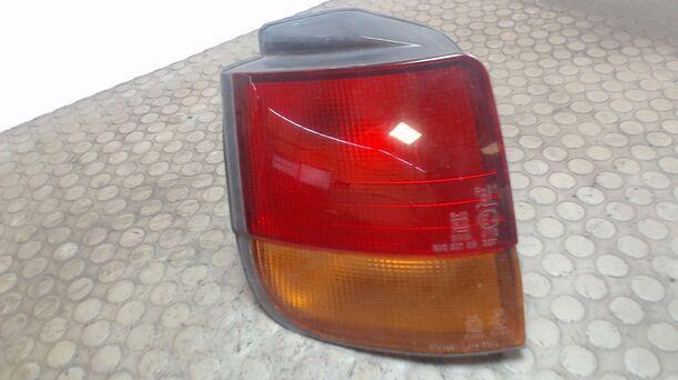 Foto: HECKLEUCHTE/ RÜCKLICHT OBEN LINKS eines Mitsubishi Space Runner 1800 Magnus