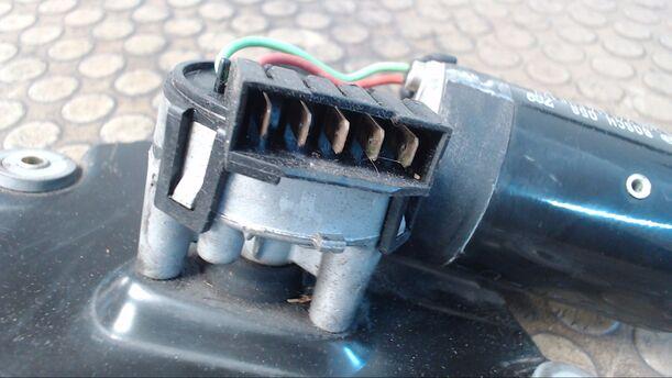 Foto: SCHEIBENWISCHERMOTOR VORN eines Mitsubishi Carisma 1600 GLX