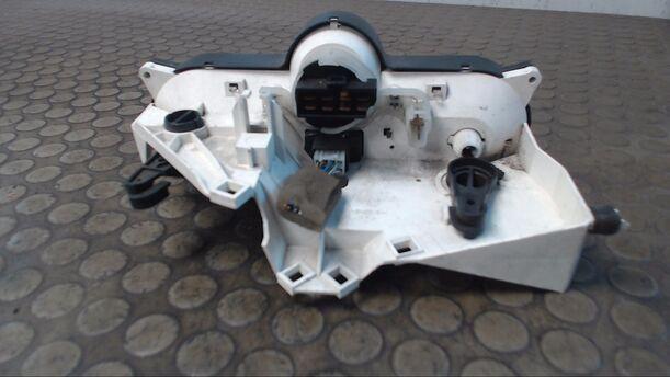 Foto: HEIZUNGSBETÄTIGUNG eines Mitsubishi Carisma 1600 GLX