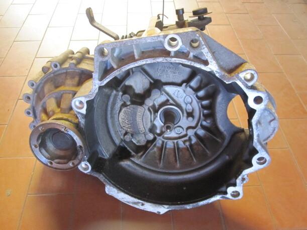 Foto: SCHALTGETRIEBE 5-GANG  DGL eines VW Golf 1.4 GLX