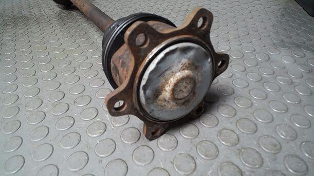 Foto: ANTRIEBSWELLE HINTEN LINKS eines Toyota Previa