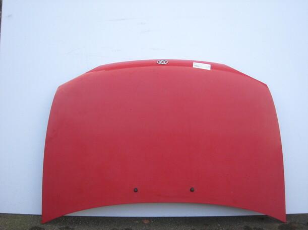 Foto: MOTORHAUBE eines Mazda 121