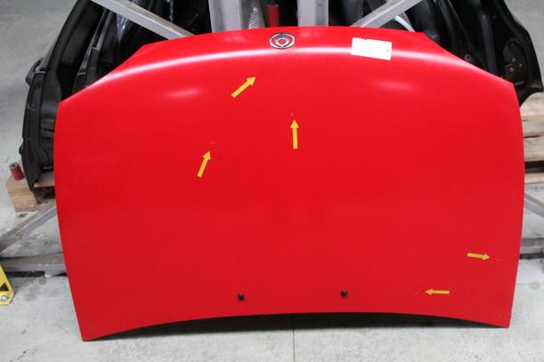 Foto: MOTORHAUBE eines Mazda 121