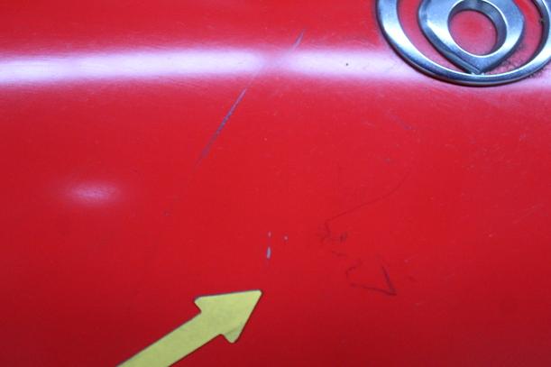 Foto: MOTORHAUBE eines Mazda 121