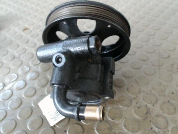 Foto: LENKGETRIEBEPUMPE eines Opel Omega Caravan 2.0 16V