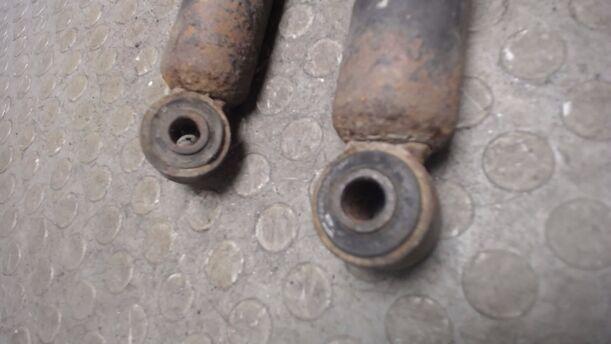 Foto: STOSSDÄMPFERPAAR HINTEN eines Ford Escort Turnier 16V