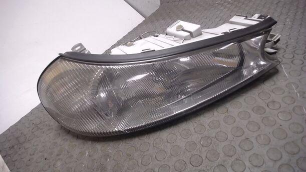 Foto: SCHEINWERFER RECHTS eines Ford Mondeo Turnier 16V