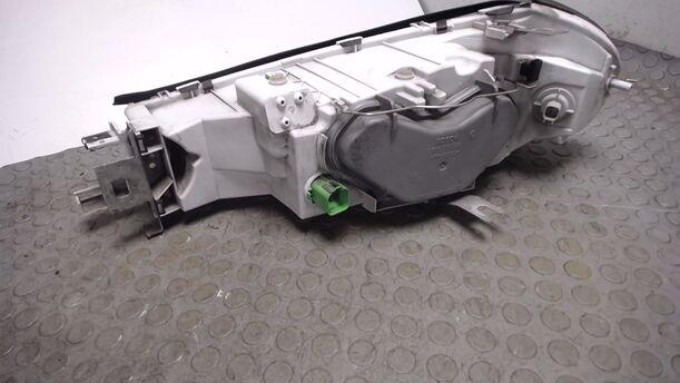 Foto: SCHEINWERFER RECHTS eines Ford Mondeo Turnier 16V