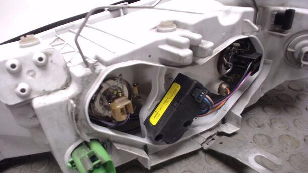 Foto: SCHEINWERFER RECHTS eines Ford Mondeo Turnier 16V