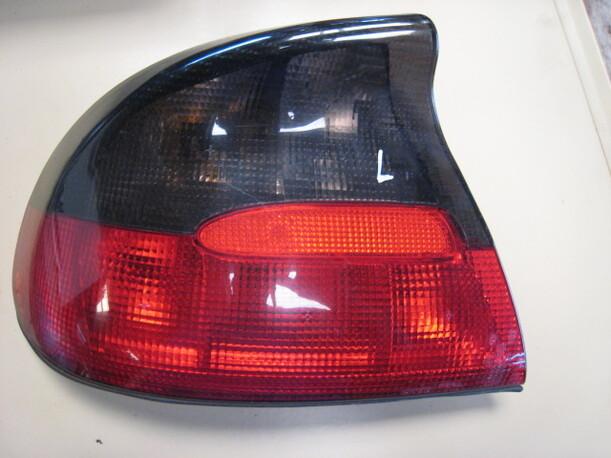 Foto: HECKLEUCHTE / RÜCKLICHT LINKS eines Opel Tigra 1.4i 16V Color Line Chequers