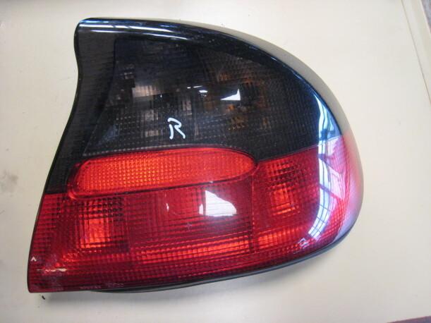 Foto: HECKLEUCHTE / RÜCKLICHT RECHTS eines Opel Tigra 1.4i 16V Color Line Chequers