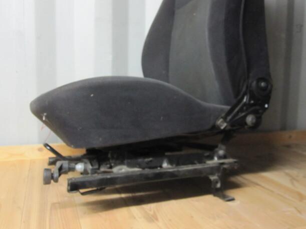 Foto: SITZ VORNE LINKS V L eines Opel Tigra 1.4i 16V Color Line Chequers