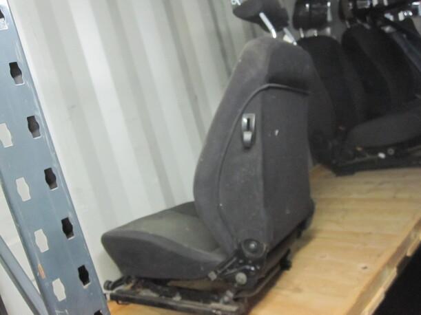 Foto: SITZ VORNE LINKS V L eines Opel Tigra 1.4i 16V Color Line Chequers