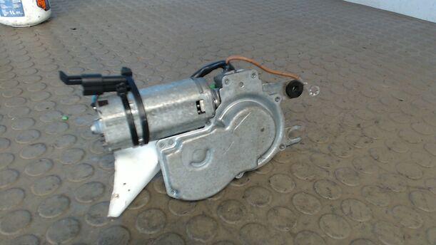 Foto: SCHEIBENWISCHERMOTOR HINTEN eines Opel Astra Caravan
