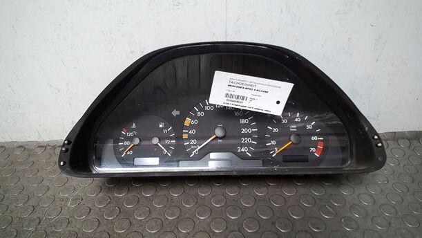 Foto: TACHOEINHEIT eines Mercedes-Benz E 200 T