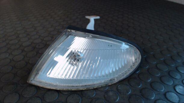 Foto: STANDLICHT LINKS eines Mazda 323 S 1.5 GL