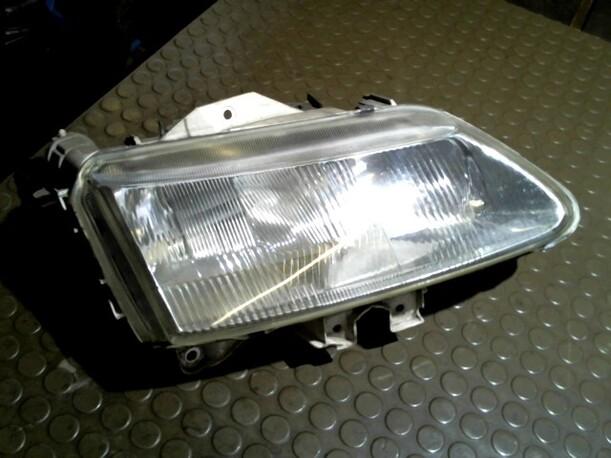 Foto: SCHEINWERFER RECHTS eines Renault Laguna Grandtour 1.8 Club