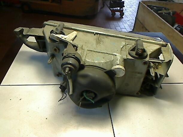 Foto: SCHEINWERFER  RECHTS eines Fiat Tempra 1.9 TD Station Wagon