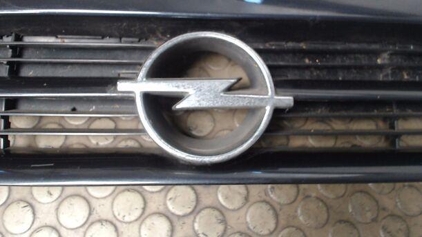 Foto: KÜHLERGRILL eines Opel Astra