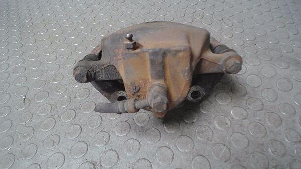 Foto: BREMSSATTEL VORN LINKS eines Nissan Primera 2.0