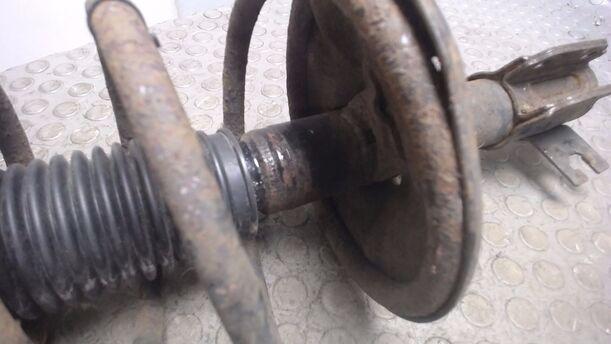 Foto: FEDERBEIN VORN LINKS eines Mazda 323 F 1.9i 16V