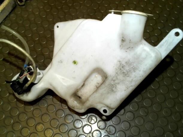 Foto: SCHEIBENWASCHBEHÄLTER eines Nissan Serena 1.6 CS