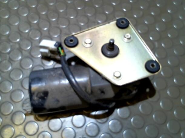 Foto: SCHEIBENWISCHERMOTOR VORN eines Nissan Serena 1.6 CS