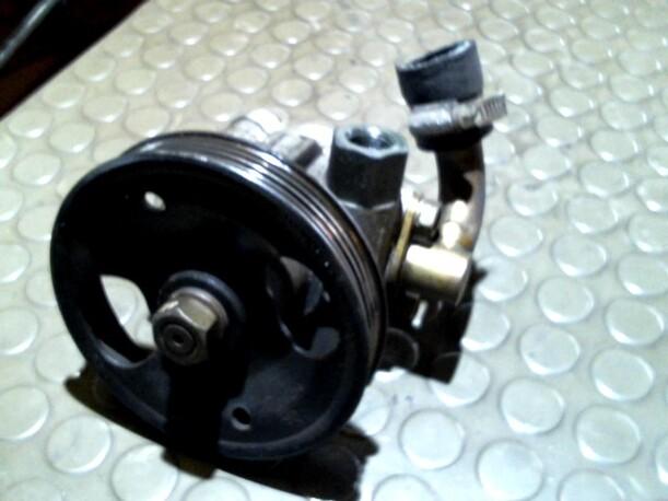 Foto: LENKGETRIEBEPUMPE eines Nissan Serena 1.6 CS