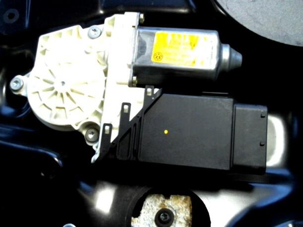 Foto: FENSTERHEBER ELEKTR. VORN RECHTS (2/3-TÜRER) eines VW Golf 1.9 TDI
