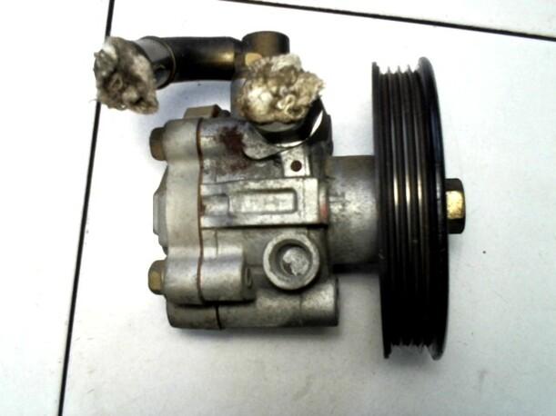 Foto: SERVOPUMPE / LENKGETRIEBEPUMPE eines Nissan Serena 1.6