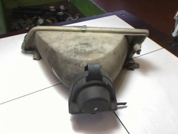 Foto: SCHEINWERFER  RECHTS eines Peugeot 106 D Exclusive
